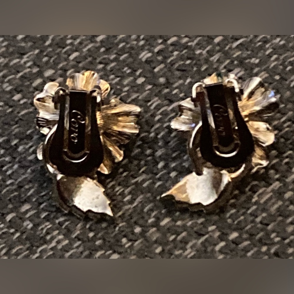 CORO Vintage Gold Tone Crystal Rose Necklace & Clip-On Earring Set - Picture 7 of 10